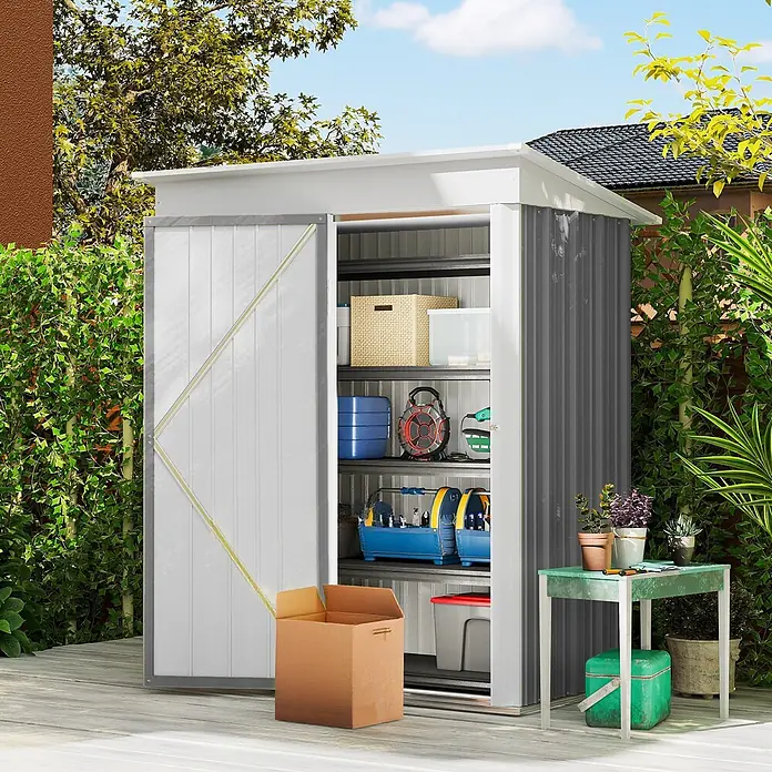 Outsunny Gerätehaus - Außenbreite inkl. Dachüberstand: 161 cm, Außentiefe inkl. Dachüberstand: 95 cm, Stahl, Grau - Weiß-dunkelgrauer Gartenschuppen mit Schiebetüren, Regalen und verschiedenen gelagerten Gegenständen auf einer Holzterrasse.