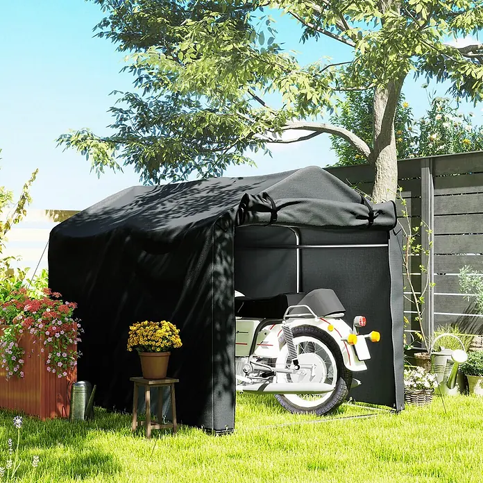 Outsunny Gerätehaus - Außenbreite inkl. Dachüberstand: 157 cm, Außentiefe inkl. Dachüberstand: 220 cm, Stahl, Dunkelgrau - Schwarzes Motorrad-Stallzelt aus Stoff im Garten, das ein weißes Motorrad teilweise bedeckt.
