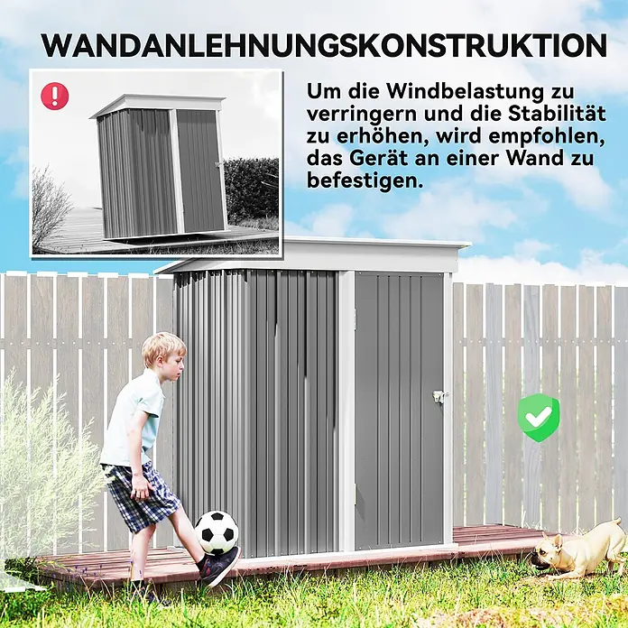 Outsunny Gerätehaus - Außenbreite inkl. Dachüberstand: 161 cm, Außentiefe inkl. Dachüberstand: 95 cm, Stahl, Grau - Grauer Metall-Anlehnschuppen im Garten, der an einem Zaun für Stabilität befestigt ist.