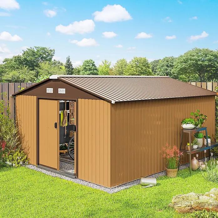 Outsunny Gerätehaus - Außenbreite inkl. Dachüberstand: 331 cm, Außentiefe inkl. Dachüberstand: 373 cm, Stahl, Gelb - Brauner Metall-Gartenschuppen mit leicht geöffneter Tür, die gelagerte Gegenstände zeigt, in einem grünen Garten mit Pflanzen.