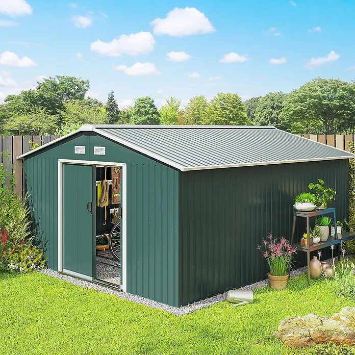 Outsunny Gerätehaus - Außenbreite inkl. Dachüberstand: 340 cm, Außentiefe inkl. Dachüberstand: 386 cm, Stahl, Dunkelgrün - Grüner Metall-Gartenschuppen mit Schiebetür, in einer grünen Gartenumgebung.