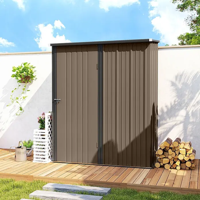 Outsunny Gerätehaus - Außenbreite inkl. Dachüberstand: 162 cm, Außentiefe inkl. Dachüberstand: 95 cm, Stahl, Braun - Hoher, schmaler brauner Metallschuppen mit zwei Türen, auf einer Holzterrasse.