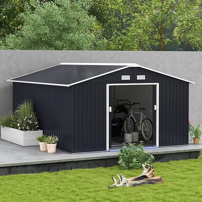 Outsunny Gerätehaus - Außenbreite inkl. Dachüberstand: 340 cm, Außentiefe inkl. Dachüberstand: 386 cm, Stahl, Dunkelgrau - Dunkelgraues Metall-Gartenhaus mit weißem Rand, Tür offen, mit Fahrrad und Rasenmäher darin.