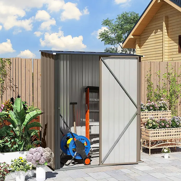 Outsunny Gerätehaus - Außenbreite inkl. Dachüberstand: 162 cm, Außentiefe inkl. Dachüberstand: 95 cm, Stahl, Braun - Metall-Gartenschuppen mit offener Tür, der Werkzeuge im Inneren zeigt.