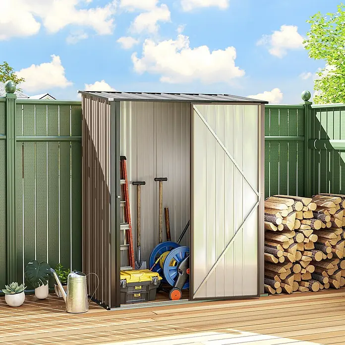 Outsunny Gerätehaus - Außenbreite inkl. Dachüberstand: 162 cm, Außentiefe inkl. Dachüberstand: 95 cm, Stahl, Braun - Braunes und beiges Metallgartenhaus auf Holzterrasse, mit Gartengeräten innen und Brennholz daneben.