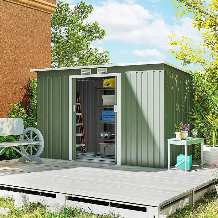 Outsunny Gerätehaus - Außenbreite inkl. Dachüberstand: 269 cm, Außentiefe inkl. Dachüberstand: 119 cm, Stahl, Hellgrün - Ein grüner Metallgartenschuppen mit weißem Rand und offener Tür, der Regale und Werkzeuge zeigt, auf einer Holzterrasse im Garten.