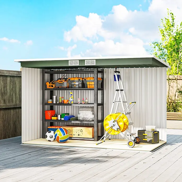Outsunny Gerätehaus - Außenbreite inkl. Dachüberstand: 269 cm, Außentiefe inkl. Dachüberstand: 119 cm, Stahl, Hellgrün - Geräumiges Metallgartenhaus mit Regalen für Werkzeuge und Sportgeräte auf einer Holzterrasse.