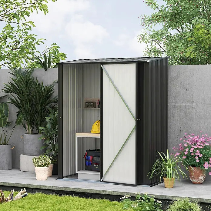 Outsunny Gerätehaus - Außenbreite inkl. Dachüberstand: 162 cm, Außentiefe inkl. Dachüberstand: 95 cm, Stahl, Schwarz - Dunkelgrau-weißes Metall-Gartengerätehaus mit offener Tür, das Regale mit einem Helm und Werkzeugen in einem Garten zeigt.