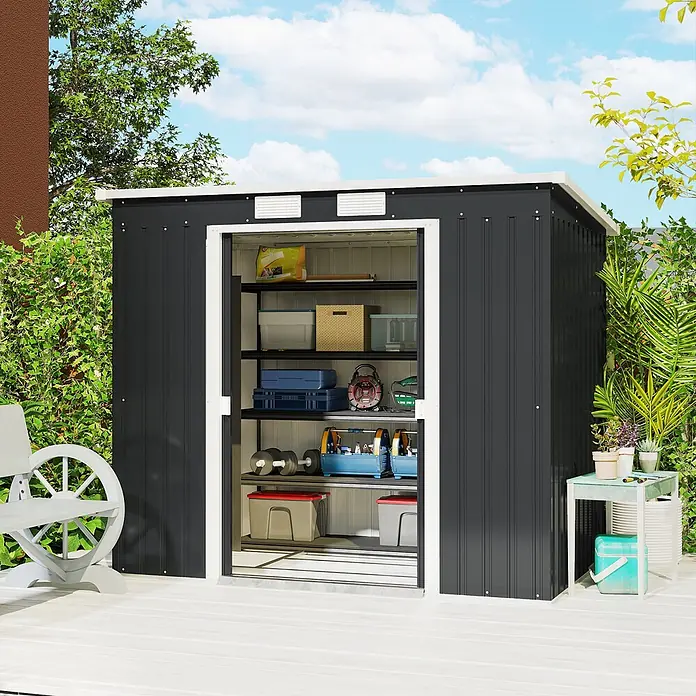 Outsunny Gerätehaus - Außenbreite inkl. Dachüberstand: 213 cm, Außentiefe inkl. Dachüberstand: 130 cm, Stahl, Dunkelgrau - Dunkelgraues Metall-Gartenhaus mit offenen Schiebetüren, das organisierte Regale für Werkzeuge und Gartenzubehör auf einer Holzterrasse zeigt.