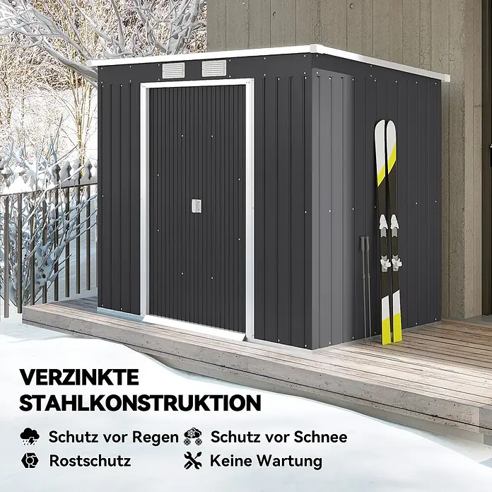 Outsunny Gerätehaus - Außenbreite inkl. Dachüberstand: 213 cm, Außentiefe inkl. Dachüberstand: 130 cm, Stahl, Dunkelgrau - Dunkelgraues Metallgartenhaus in einer verschneiten Umgebung, mit Skiern an der Seite.