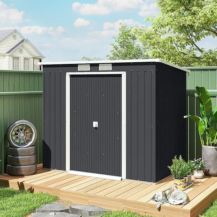 Outsunny Gerätehaus - Außenbreite inkl. Dachüberstand: 213 cm, Außentiefe inkl. Dachüberstand: 130 cm, Stahl, Dunkelgrau - Dunkelgrauer Metall-Gartenschuppen mit Einzeltür und weißem Rahmen auf einer Holzterrasse im Garten.