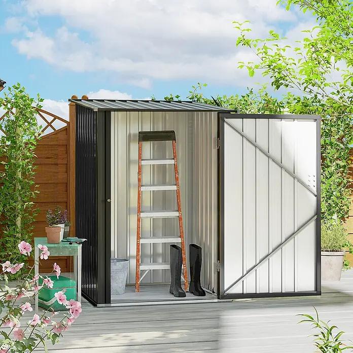 Outsunny Gerätehaus - Außenbreite inkl. Dachüberstand: 100 cm, Außentiefe inkl. Dachüberstand: 103 cm, Stahl, Dunkelgrau - Offener Gartenschuppen aus Metall auf Holzdeck. Der schwarz-silberne Schuppen beherbergt eine Leiter und Stiefel, umgeben von Pflanzen.