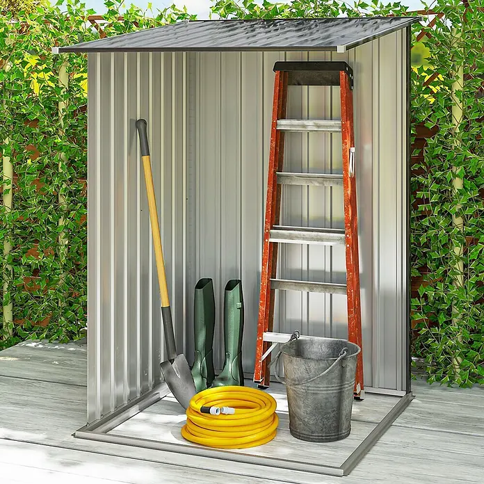 Outsunny Gerätehaus - Außenbreite inkl. Dachüberstand: 100 cm, Außentiefe inkl. Dachüberstand: 103 cm, Stahl, Dunkelgrau - Kompakter grauer Gartenschuppen aus Metall mit Gartengeräten und einer Leiter, auf einer Holzterrasse.