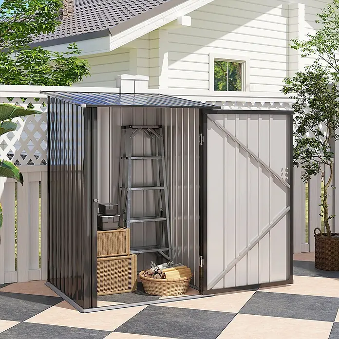 Outsunny Gerätehaus - Außenbreite inkl. Dachüberstand: 100 cm, Außentiefe inkl. Dachüberstand: 103 cm, Stahl, Dunkelgrau - Dunkelgrauer Metall-Gartenschuppen mit offener Tür, der eine Leiter, Körbe und Brennholz im Inneren zeigt, auf einer Terrasse.
