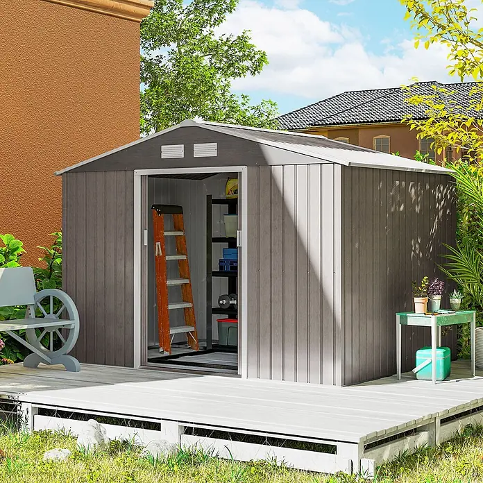 Outsunny Gerätehaus - Außenbreite inkl. Dachüberstand: 277 cm, Außentiefe inkl. Dachüberstand: 195 cm, Stahl, Braun - Geräumiger dunkelgrauer Gartenschuppen mit offener Tür, die Regale & eine Leiter zeigt, auf einer Holzterrasse.