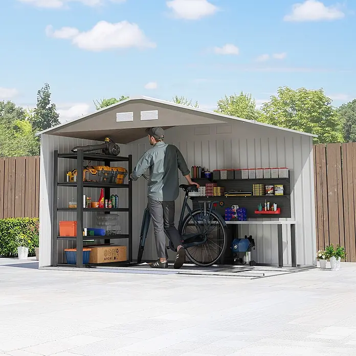 Outsunny Gerätehaus - Außenbreite inkl. Dachüberstand: 277 cm, Außentiefe inkl. Dachüberstand: 195 cm, Stahl, Braun - Grau-weißes Metall-Gartengerätehaus mit einem Mann, der Werkzeuge und ein Fahrrad darin verstaut.