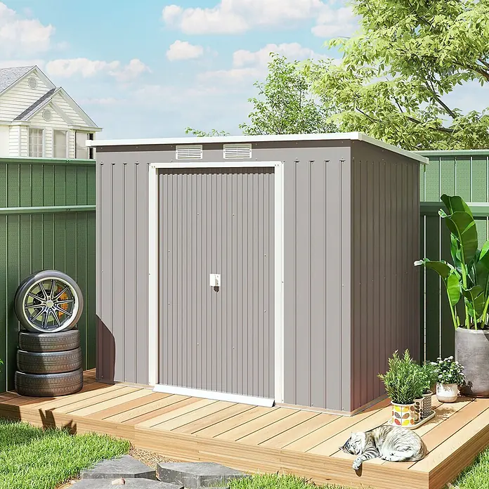 Outsunny Gerätehaus - Außenbreite inkl. Dachüberstand: 213 cm, Außentiefe inkl. Dachüberstand: 130 cm, Stahl, Hellgrau - Ein graues Metallgartenhaus mit weißem Rahmen auf einer Holzterrasse. Bietet praktischen Stauraum im Freien.