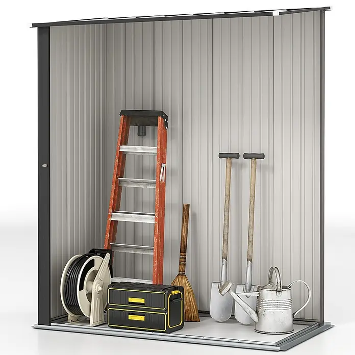 Outsunny Gerätehaus - Außenbreite inkl. Dachüberstand: 162 cm, Stahl, Hellgrau - Grauer Metallgartengeräteschuppen, offen und gefüllt mit einer Leiter, Schlauchtrommel, Gartengeräten und einem Werkzeugkasten.