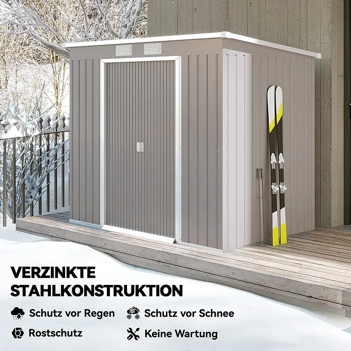 Outsunny Gerätehaus - Außenbreite inkl. Dachüberstand: 213 cm, Außentiefe inkl. Dachüberstand: 130 cm, Stahl, Hellgrau - Graues Gerätehaus aus verzinktem Stahl, an dem Skier lehnen, im Schnee, betont Wetterschutz.