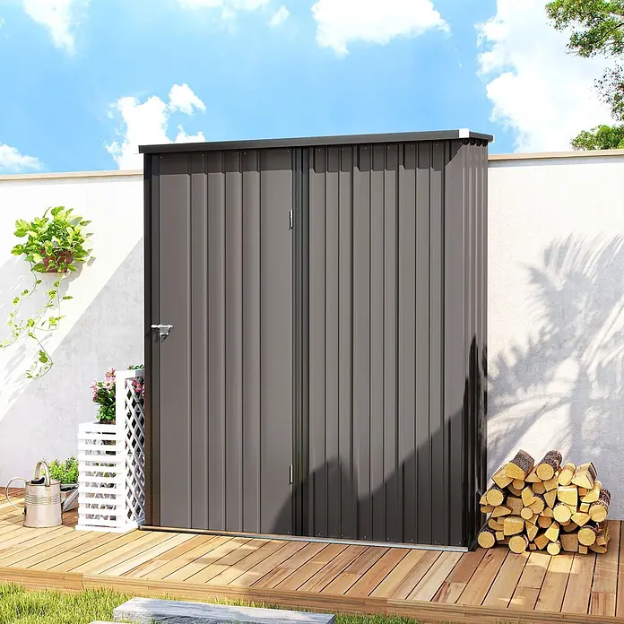 Outsunny Gerätehaus - Außenbreite inkl. Dachüberstand: 162 cm, Stahl, Hellgrau - Dunkelgrauer vertikaler Metallschuppen mit Doppeltüren, auf einer Holzterrasse für die Außenlagerung.