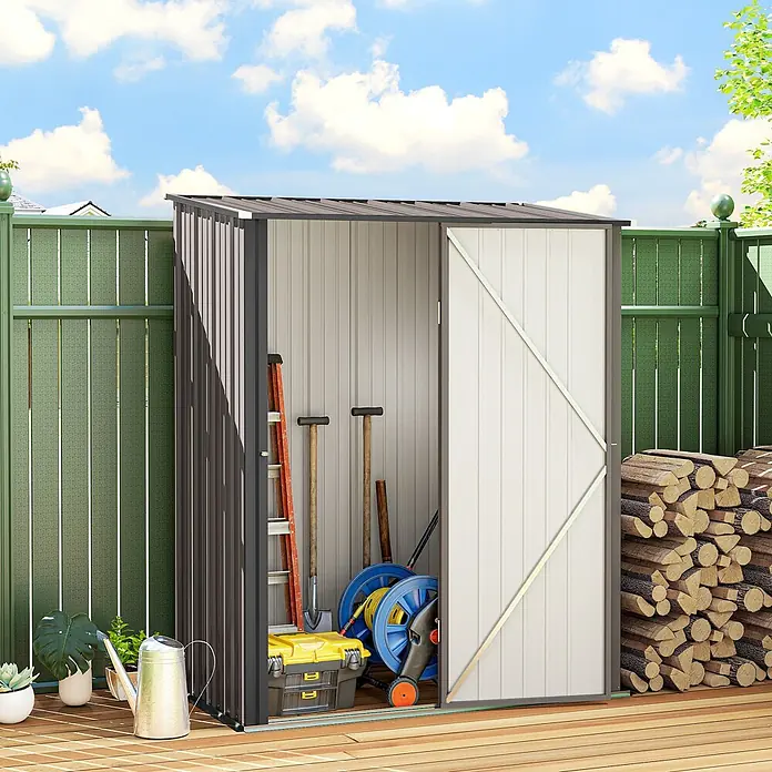 Outsunny Gerätehaus - Außenbreite inkl. Dachüberstand: 162 cm, Stahl, Hellgrau - Zweifarbiger Metall-Gartenschuppen mit offener Tür, der diverse Gartengeräte im Inneren zeigt.
