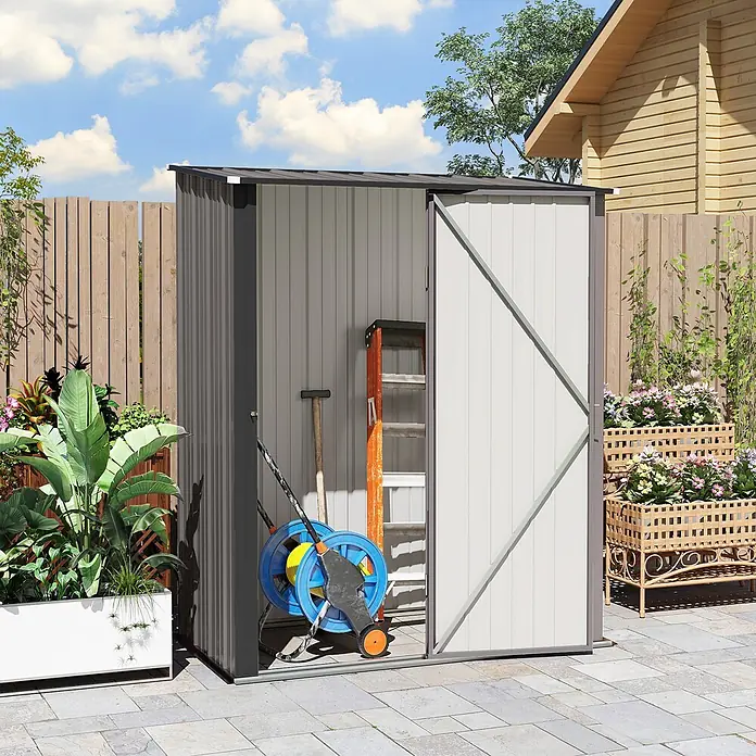 Outsunny Gerätehaus - Außenbreite inkl. Dachüberstand: 162 cm, Stahl, Hellgrau - Kompakter grau-weißer Metall-Gartenschuppen mit offener Tür, der einen Schlauchwagen und eine Leiter im Inneren zeigt, auf einer Terrasse.
