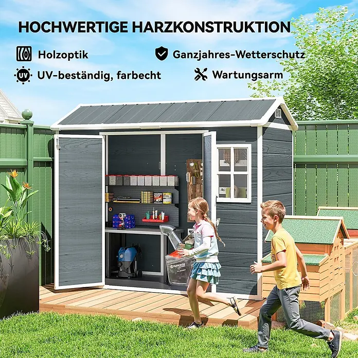 Outsunny Gerätehaus - Außenbreite inkl. Dachüberstand: 244 cm, Außentiefe inkl. Dachüberstand: 131 cm, Kunststoff, Grau - Dunkelgrauer Geräteschuppen aus Holzoptik-Harz auf einer Holzterrasse, mit spielenden Kindern und Werkzeugen im Inneren.