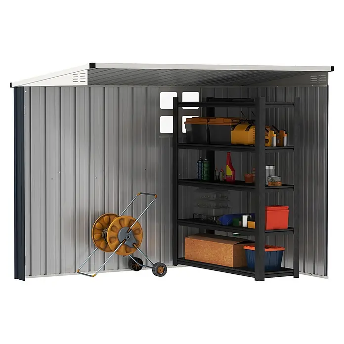 Outsunny Gerätehaus - Außenbreite inkl. Dachüberstand: 128 cm, Außentiefe inkl. Dachüberstand: 231 cm, Stahl, Dunkelgrau - Innenansicht eines grauen Metallgartenschuppens mit schwarzem Regal für Werkzeuge und Zubehör, sowie einem gelben Schlauchwagen.