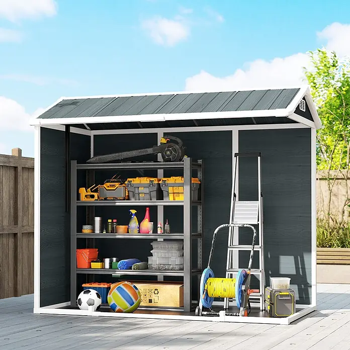 Outsunny Gerätehaus - Außenbreite inkl. Dachüberstand: 244 cm, Außentiefe inkl. Dachüberstand: 131 cm, Kunststoff, Grau - Dunkelgrauer Gartenschuppen mit weißem Zierleisten und grauem Dach, innen mit Regalen für Werkzeuge und Geräte im Freien.