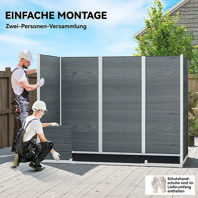 Outsunny Gerätehaus - Außenbreite inkl. Dachüberstand: 244 cm, Außentiefe inkl. Dachüberstand: 131 cm, Kunststoff, Grau - Zwei Personen montieren einen grauen Sichtschutz in Holzoptik mit weißen Rahmen auf einer Terrasse, was die einfache Zweipersonenmontage zeigt.