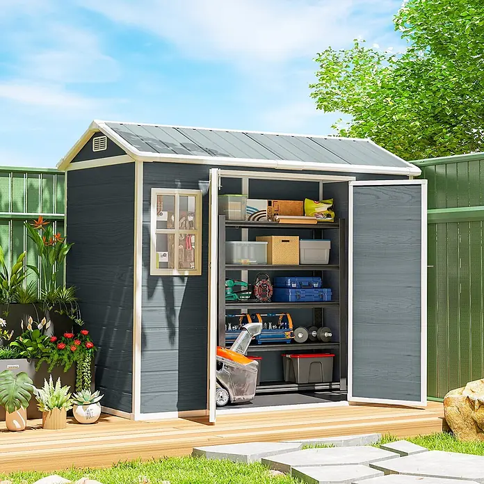 Outsunny Gerätehaus - Außenbreite inkl. Dachüberstand: 244 cm, Außentiefe inkl. Dachüberstand: 131 cm, Kunststoff, Grau - Dunkelgrauer Geräteschuppen mit grauem Wellblechdach und weißer Verkleidung, mit organisierten Regalen innen, auf Holzterrasse im Garten.