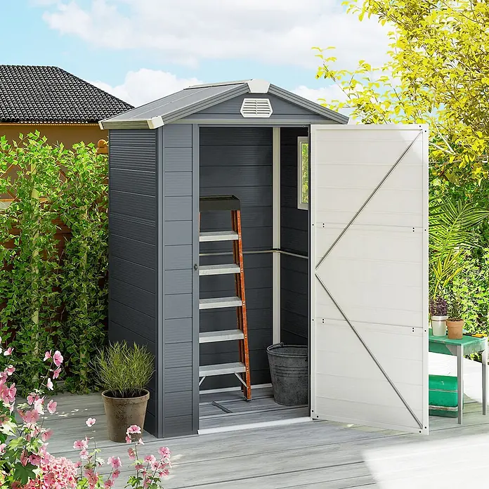 Outsunny Gerätehaus - Außenbreite inkl. Dachüberstand: 133 cm, Außentiefe inkl. Dachüberstand: 102 cm, Kunststoff, Dunkelgrau - Dunkelgrauer Geräteschuppen mit offener weißer Tür, innen Leiter und Eimer, auf Holzdeck.
