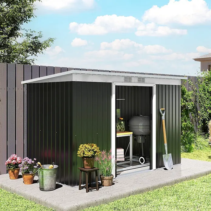 Outsunny Gerätehaus - Außenbreite inkl. Dachüberstand: 280 cm, Außentiefe inkl. Dachüberstand: 130 cm, Stahl, Dunkelgrau - Ein dunkelgrauer Metall-Gartenschuppen mit weißem Dach auf einer Betonplatte im Garten. Die Tür ist offen, ein Grill ist im Inneren zu sehen.