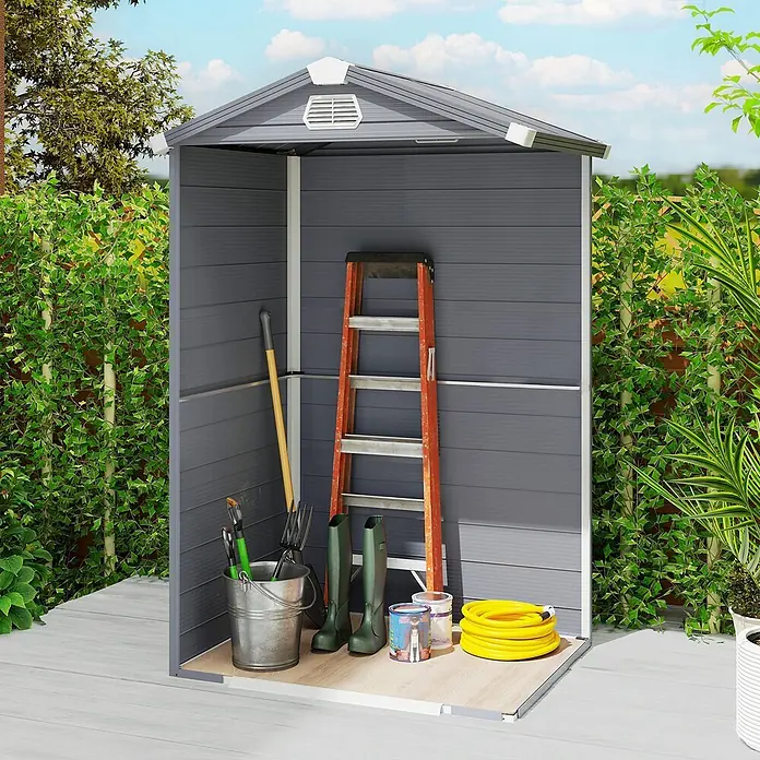 Outsunny Gerätehaus - Außenbreite inkl. Dachüberstand: 133 cm, Außentiefe inkl. Dachüberstand: 102 cm, Kunststoff, Dunkelgrau - Dunkelgraues Gartenlagerhaus, offen und gefüllt mit Gartengeräten wie Leiter, Schaufel, Stiefeln und Schlauch, auf einer Terrasse.