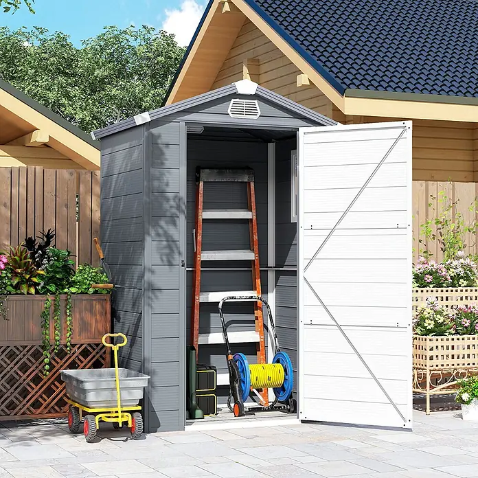 Outsunny Gerätehaus - Außenbreite inkl. Dachüberstand: 133 cm, Außentiefe inkl. Dachüberstand: 102 cm, Kunststoff, Dunkelgrau - Grauer Gartenschuppen mit offener weißer Tür, in dem eine Leiter und ein Schlauchwagen zu sehen sind, im Garten platziert.