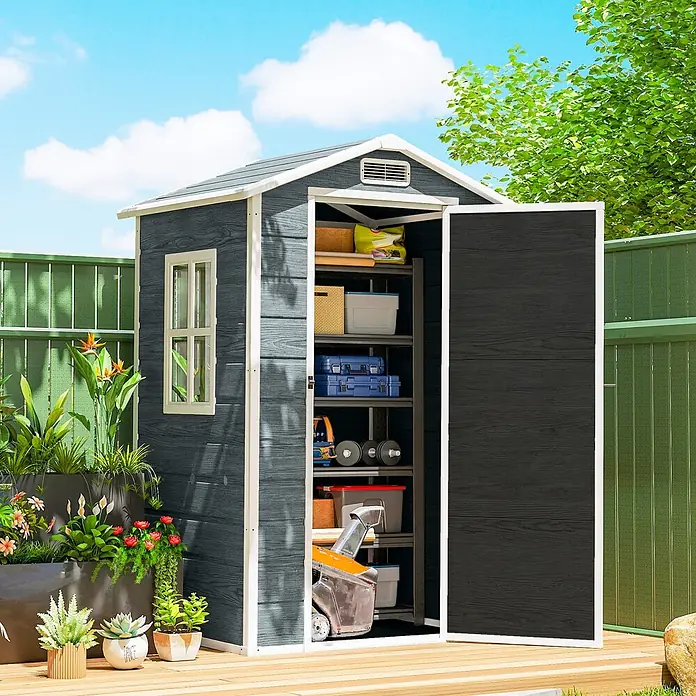 Outsunny Gerätehaus - Außenbreite inkl. Dachüberstand: 128 cm, Außentiefe inkl. Dachüberstand: 104 cm, Aluminium, Grau - Dunkelgraues Gartenschuppen mit weißem Rand und offenen Türen, innen Regale. Auf Holzdeck im Garten.