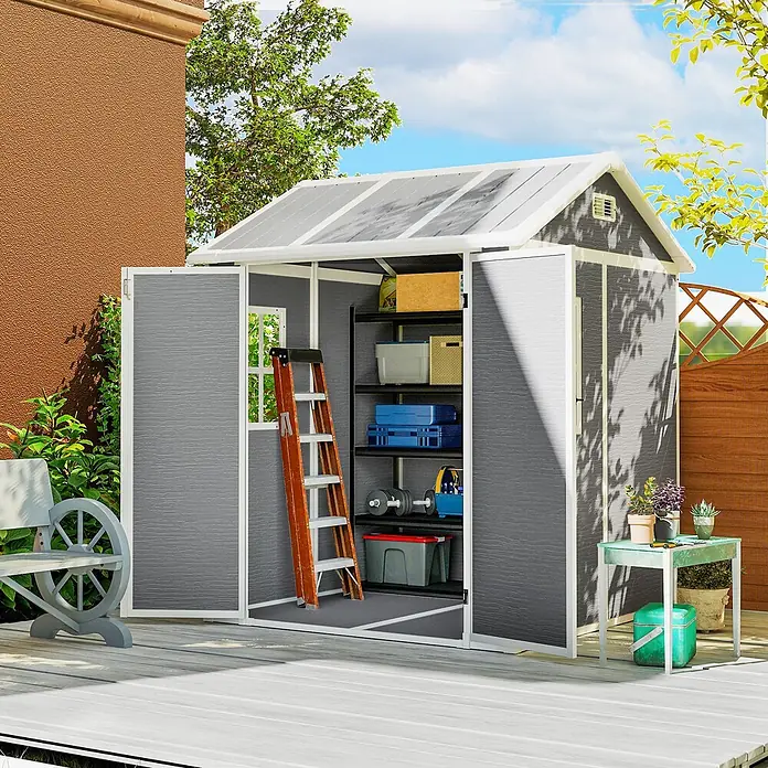 Outsunny Gerätehaus - Außenbreite inkl. Dachüberstand: 181 cm, Außentiefe inkl. Dachüberstand: 181 cm, Aluminium, Grau - Geräumiger dunkelgrauer Gartenschuppen mit weißem Rand und durchsichtigem Dach, offen mit Regalen und Leiter, auf heller Holzterrasse.