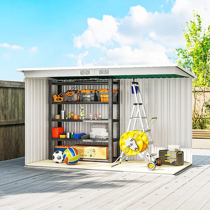 Outsunny Gerätehaus - Außenbreite inkl. Dachüberstand: 280 cm, Außentiefe inkl. Dachüberstand: 130 cm, Stahl, Dunkelgrün - Weißer Metall-Gartenschuppen mit grauen Regalen, in dem Werkzeuge, Bälle und diverse Gegenstände auf einem Holzdeck gelagert werden.