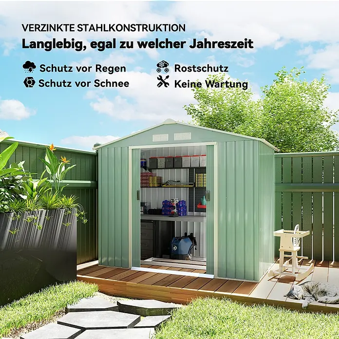 Outsunny Gerätehaus - Außenbreite inkl. Dachüberstand: 213 cm, Außentiefe inkl. Dachüberstand: 130 cm, Stahl, Grün - Hellgrünes Gartenhaus aus verzinktem Stahl mit offener Tür, das Werkzeuge und Regale in einer Gartenumgebung zeigt.
