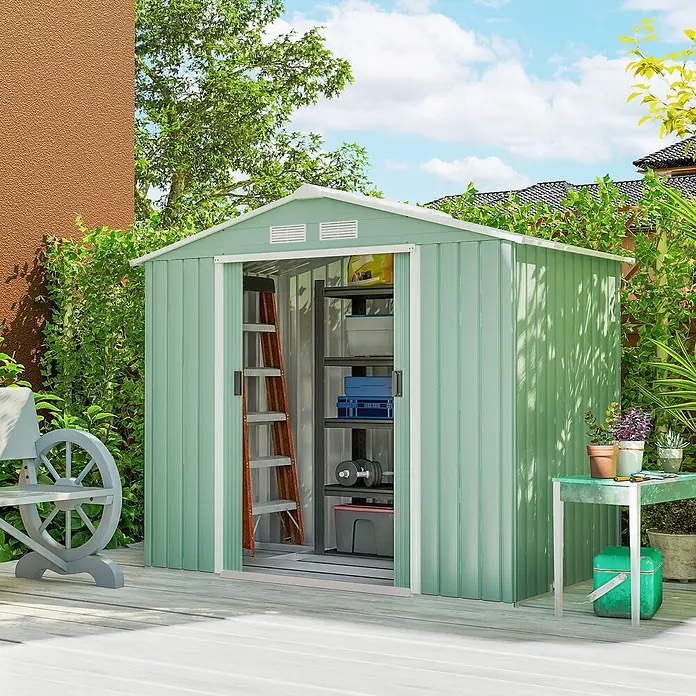 Outsunny Gerätehaus - Außenbreite inkl. Dachüberstand: 213 cm, Außentiefe inkl. Dachüberstand: 130 cm, Stahl, Grün - Hellgrüner Metall-Gartenschuppen auf einer Terrasse, geöffnete Türen zeigen Regale und Werkzeuge.