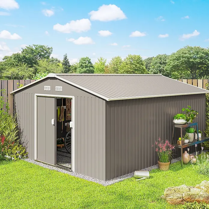 Outsunny Gerätehaus - Außenbreite inkl. Dachüberstand: 340 cm, Außentiefe inkl. Dachüberstand: 385 cm, Stahl, Hellgrau - Graues Metall-Gartenhaus mit offener Tür, in einem grünen Garten mit Pflanzen, zur Außenlagerung.