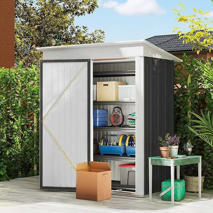 Outsunny Gerätehaus - Außenbreite inkl. Dachüberstand: 161 cm, Außentiefe inkl. Dachüberstand: 95 cm, Stahl, Dunkelgrau - Moderner weißer und dunkelgrauer Metall-Gartenschuppen mit Schiebetüren, offen zeigt Regale mit Werkzeugen und Lagerartikeln.