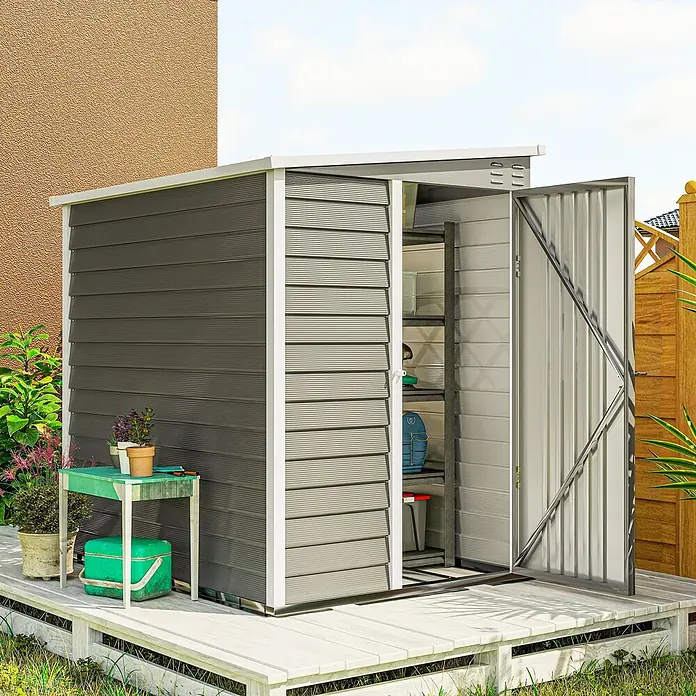 Outsunny Gerätehaus - Außenbreite inkl. Dachüberstand: 142 cm, Außentiefe inkl. Dachüberstand: 184 cm, Stahl, Hellgrau - Dunkelgrauer Geräteschuppen mit weißem Rand auf einer Holzterrasse. Die offene Tür zeigt Regale für Gartengeräte.