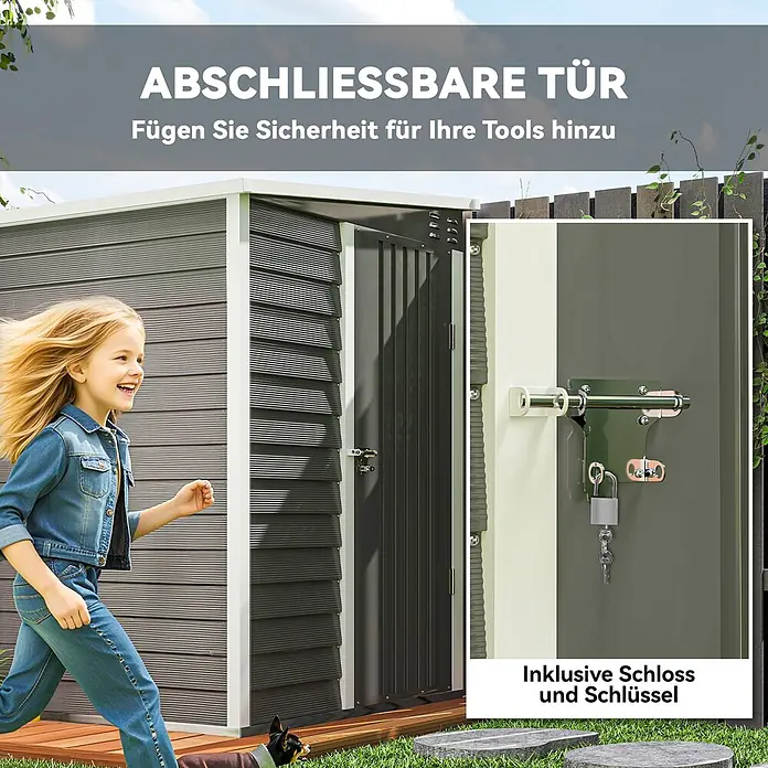 Outsunny Gerätehaus - Außenbreite inkl. Dachüberstand: 142 cm, Außentiefe inkl. Dachüberstand: 184 cm, Stahl, Hellgrau - Abschließbare dunkelgraue Geräteschuppentür mit Riegel und Vorhängeschloss. Ein Kind rennt vorbei, was die Größe und Gartennutzung zeigt.