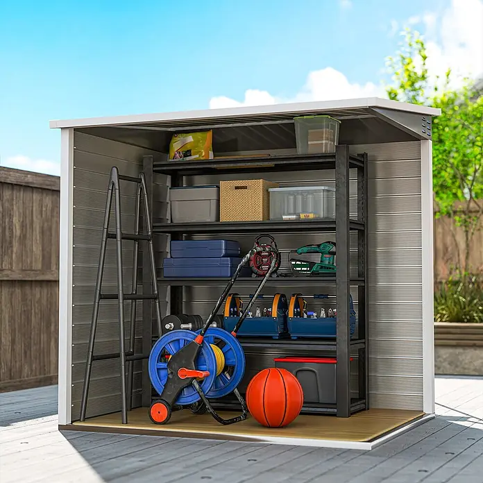 Outsunny Gerätehaus - Außenbreite inkl. Dachüberstand: 142 cm, Außentiefe inkl. Dachüberstand: 184 cm, Stahl, Hellgrau - Kompakter Gartenlagerraum aus Metall, weiß und grau, mit Regalen voller Werkzeuge, einem Schlauchwagen und einem Basketball auf einer Terrasse.