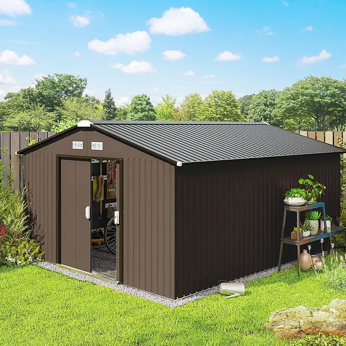 Outsunny Gerätehaus - Außenbreite inkl. Dachüberstand: 340 cm, Außentiefe inkl. Dachüberstand: 386 cm, Stahl, Braun - Brauner Wellblech-Gartenschuppen mit dunklem Dach im Garten, dessen Tür leicht geöffnet Werkzeuge und ein Fahrrad zeigt.