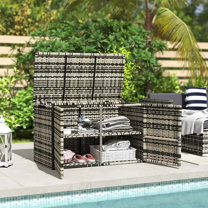 Outsunny Garten-Aufbewahrungsbox - L x B x H: 118 x 57 x 69 cm, Mischgrau, Stahl - Offener schwarz-beiger Outdoor-Aufbewahrungsschrank aus Korbgeflecht mit Handtüchern und Hausschuhen, am Pool.