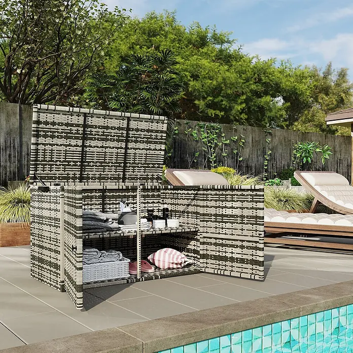 Outsunny Garten-Aufbewahrungsbox - L x B x H: 118 x 57 x 69 cm, Mischgrau, Stahl - Geflochtener Outdoor-Aufbewahrungsschrank in Schwarz-Weiß-Muster, offen mit Regalen, neben einem Pool.