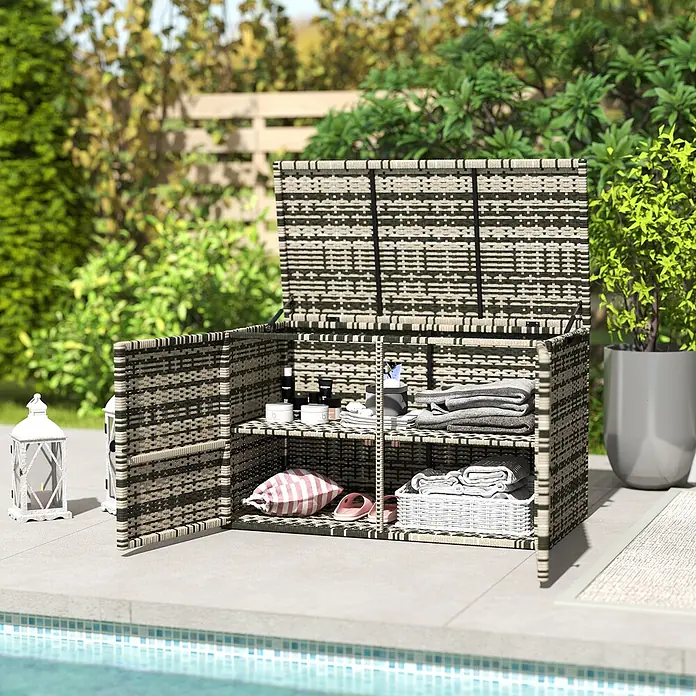 Outsunny Garten-Aufbewahrungsbox - L x B x H: 118 x 57 x 69 cm, Mischgrau, Stahl - Schwarz-beiger geflochtener Outdoor-Aufbewahrungsschrank mit offener Oberseite und Regalen, der Handtücher und Toilettenartikel am Pool enthält.