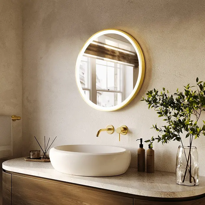 LOMAZOO Lichtspiegel LMZ-LONDON - Durchmesser: 60 cm, Gold - Runder, beleuchteter Spiegel mit goldenem Rahmen in einem modernen Badezimmer, platziert über einem Waschbecken.